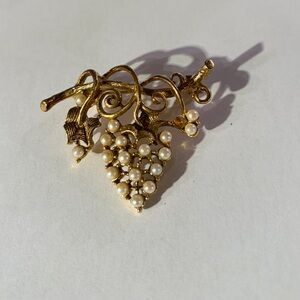 Vintage Elegant Gold Tone and Faux Pearl Grape Vine Brooch